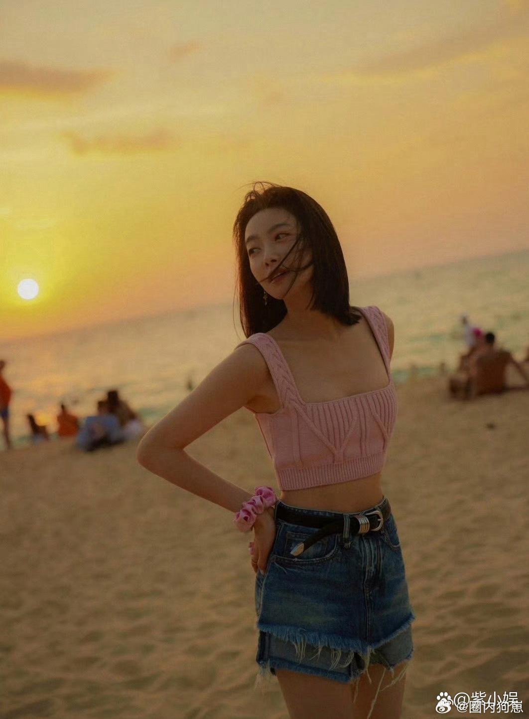 宋茜这条裤子也太有趣了，看着像太短临时补了一截，个性设计超吸睛！