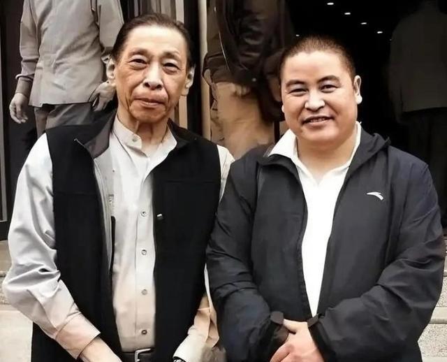 1991年，杜月笙的儿子杜维善来到了北京，想收回父亲当年购置的四合院，然而住户却