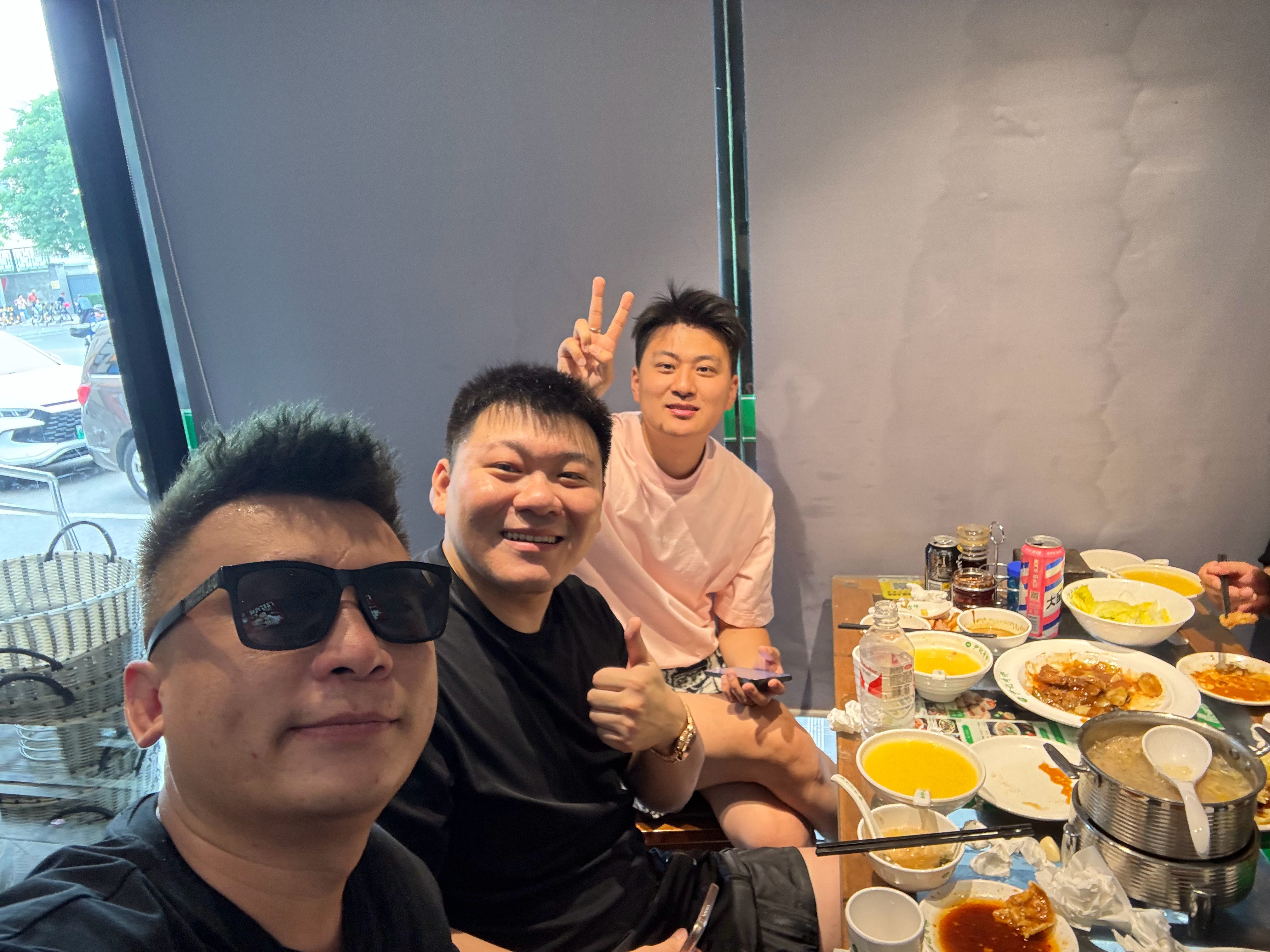 刚吃午饭，门钉肉饼真好吃。但图3这麻豆腐，我是真咽不下去啊.​​​