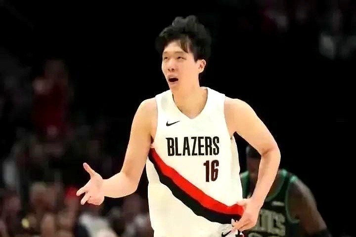 男篮的底牌，早被一群05后孩子偷偷捏在手心里了。杨瀚森、王俊杰、郇斯楠兄弟，这帮十几岁的半大伙子正扎
