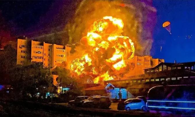 钢铁堡垒被烧红！俄炸弹堵死缺口，乌军大量尸体被烧焦，乌总司令急赴前线，俄军随时可