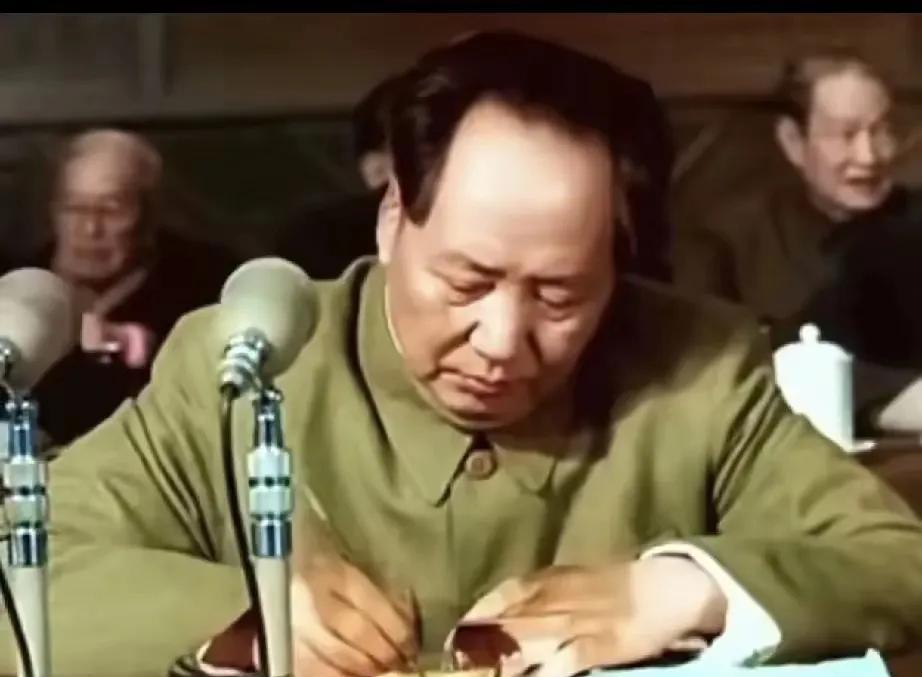 这是毛主席开会时低头伏笔的真实瞬间，都看看吧，这可不是演员扮演的。毛主席心中永