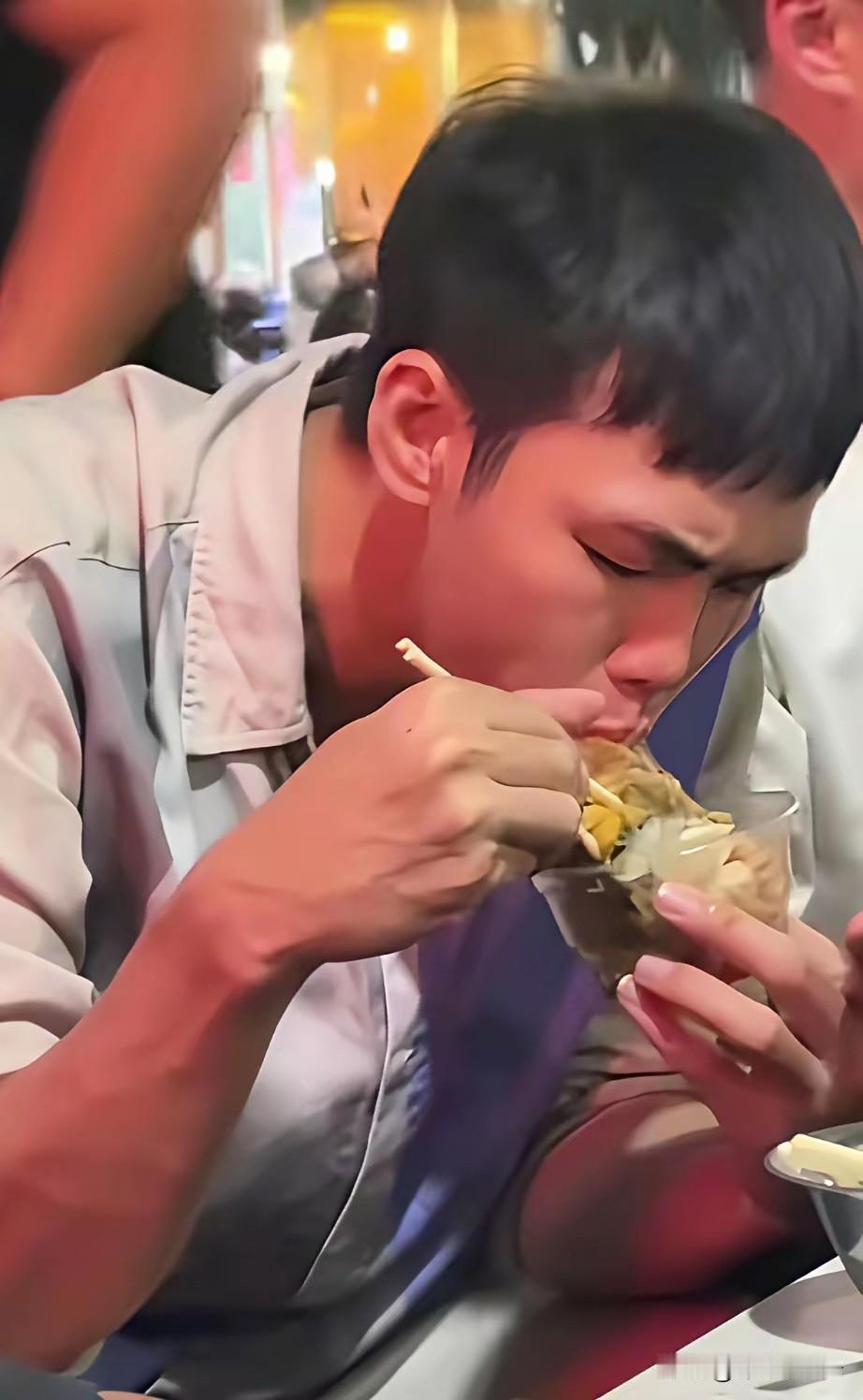 这碗扣肉吃得香，背后是广西球迷的心疼与骄傲。他的落选官方给出的理由是“缺乏大赛