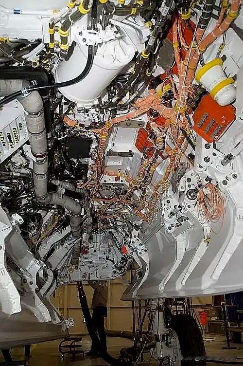 F-35为什么被设计的又短又粗？其实有很大一部分原因就是追求大弹仓，如图所示。