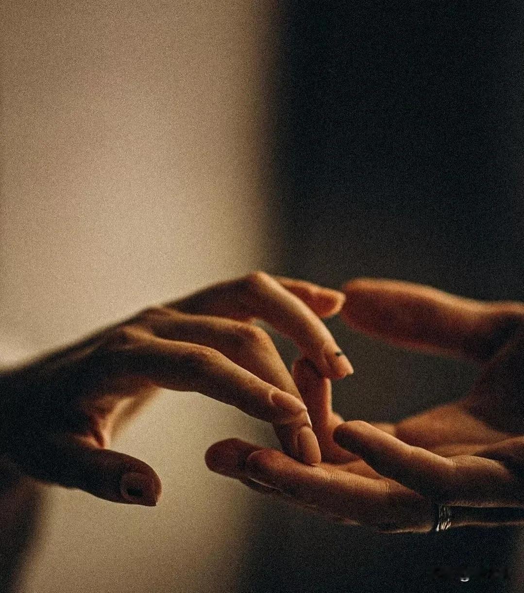 婚外情的起点，从不是床！很多人以为婚外情始于暧昧肢体，其实根源藏在这3件