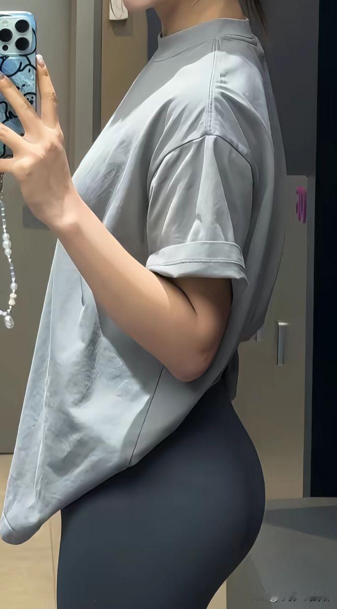 陪女邻居去健身房，结果她被一个健身教练骚扰了。那男的说：美女，谁做你男朋友，手