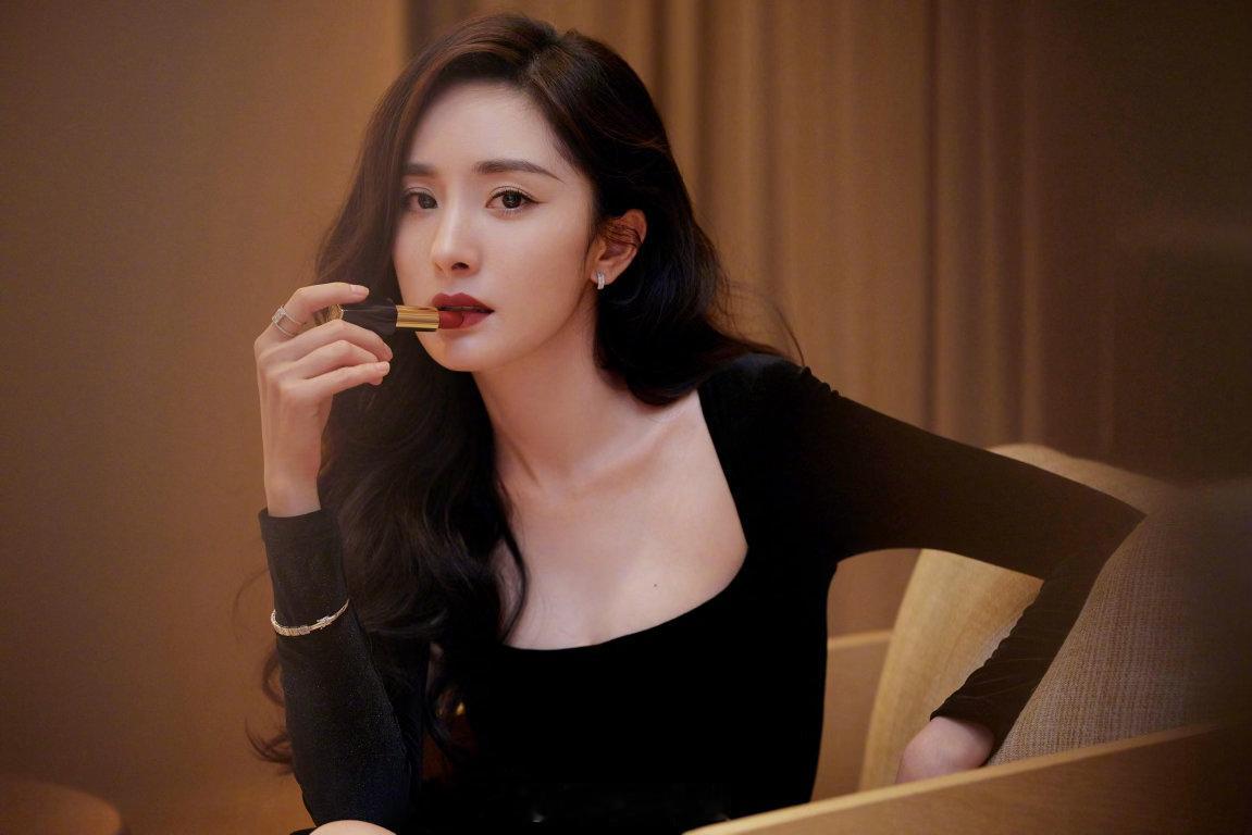 黑丝绒+红唇这组合真的百看不厌​​​
