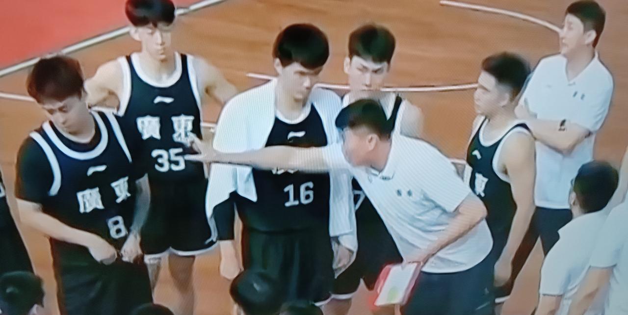 今天晚上杜峰是爽歪歪了，憋了两个赛季，杜峰今晚终于使用上了最能出头露脸的“五上五