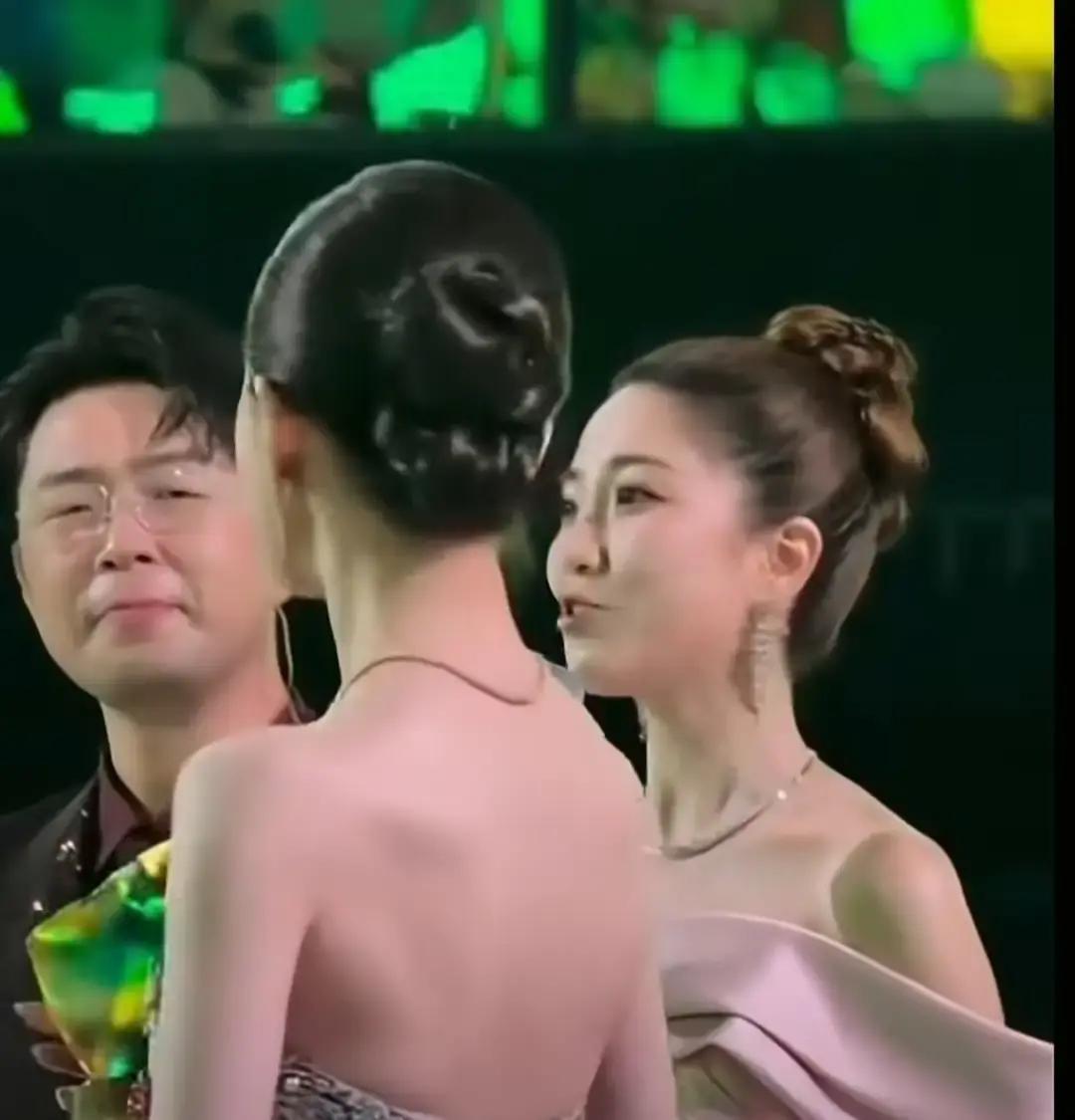杜海涛抿嘴那0.5秒，暴露了内娱红毯最脆弱的规则。不是失控，是专业素养的极