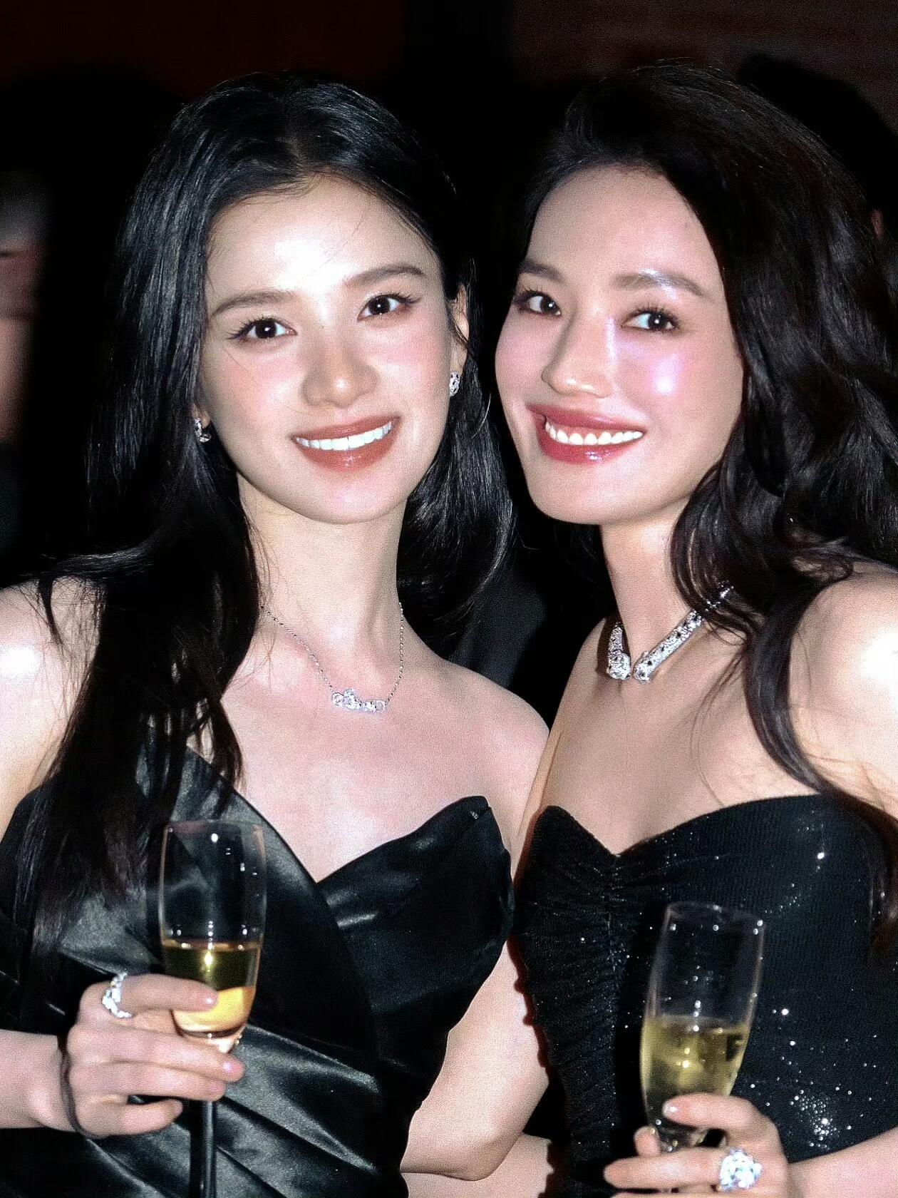 张婧仪和大花们的合影​​​