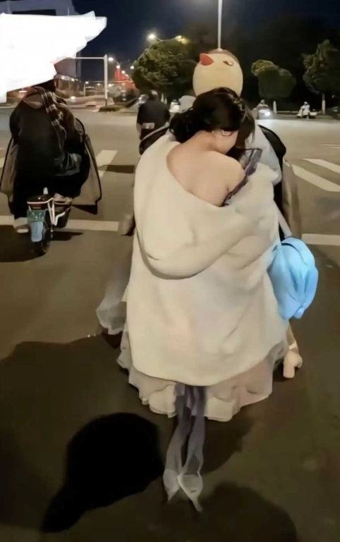 这肩有点滑啊，得扶稳了