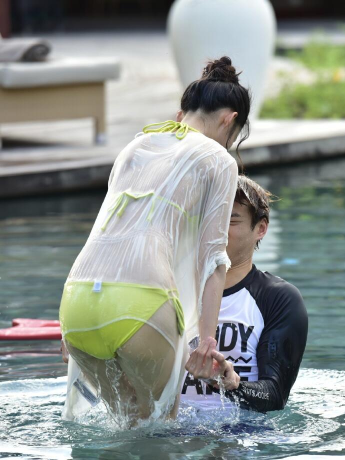 李沁和魏大勋水里玩得好开心啊