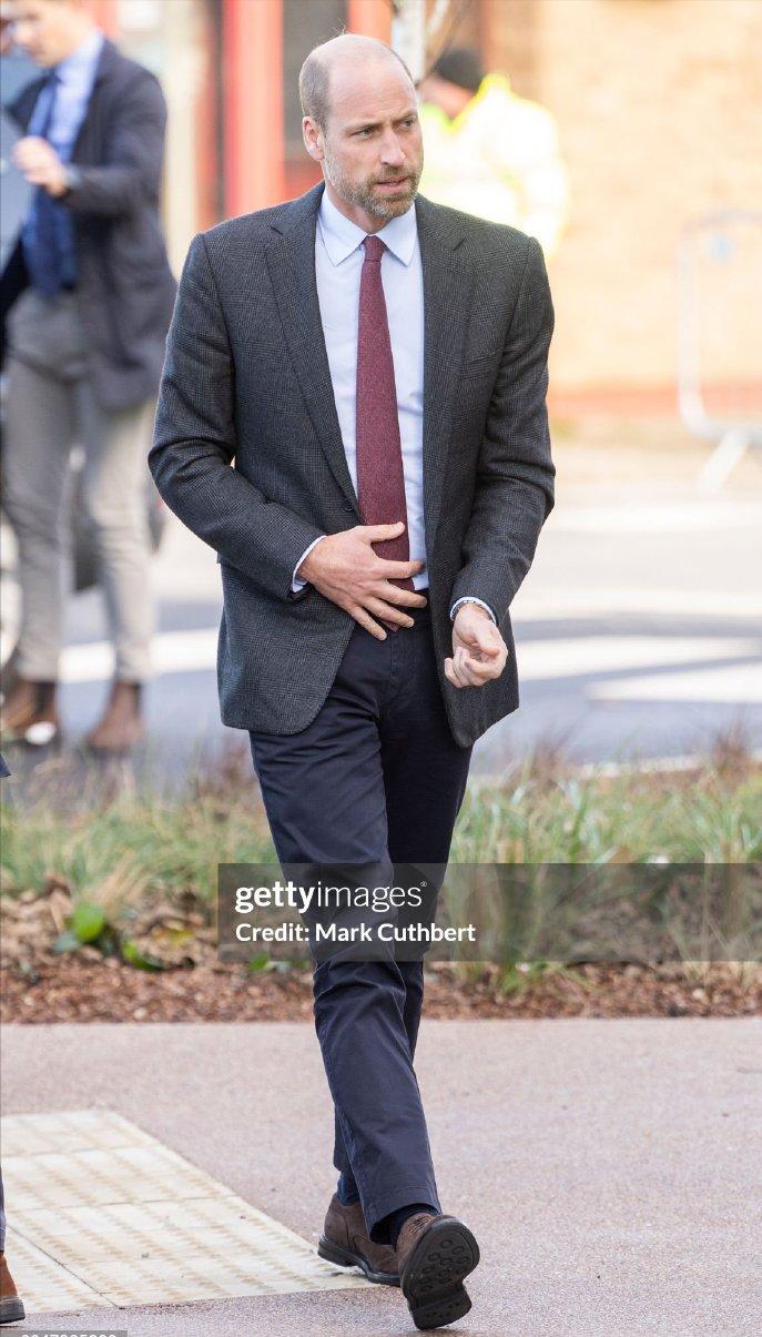 看到威廉的这张照片，实在让我忍不住想笑，威廉的姿态太逗了！11月20日，威廉王