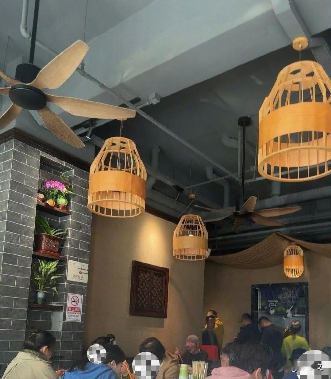 鹿晗吃面被写进大众点评？明星逛街咋就成了