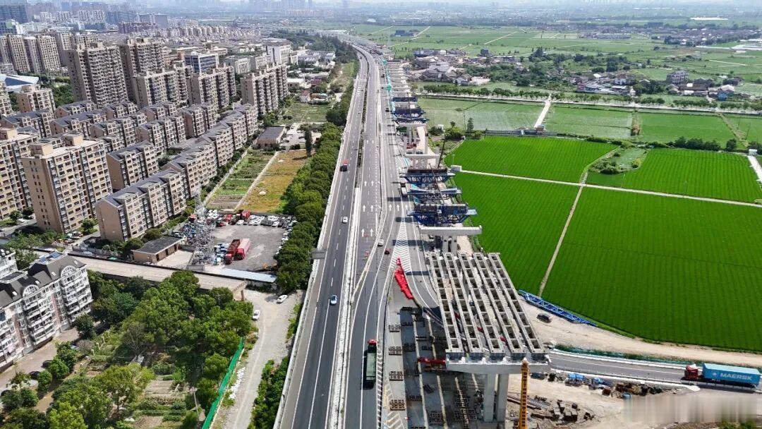 甬台温高速改扩建宁波段迎来关键进展8月5日清晨，甬台温高速改扩建宁波北段二阶段