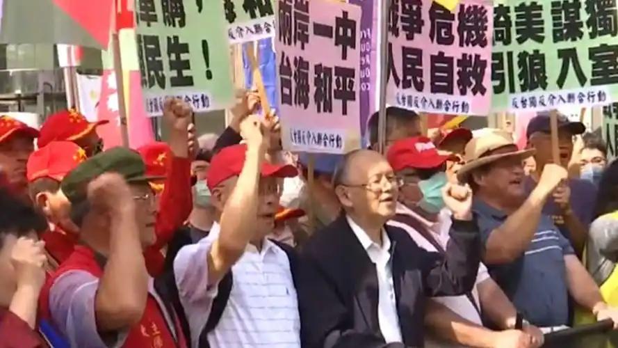一边是台湾民众赴大陆旅游热潮爆发，两岸直航航班客座率逼近满员；一边是民进党百般刁