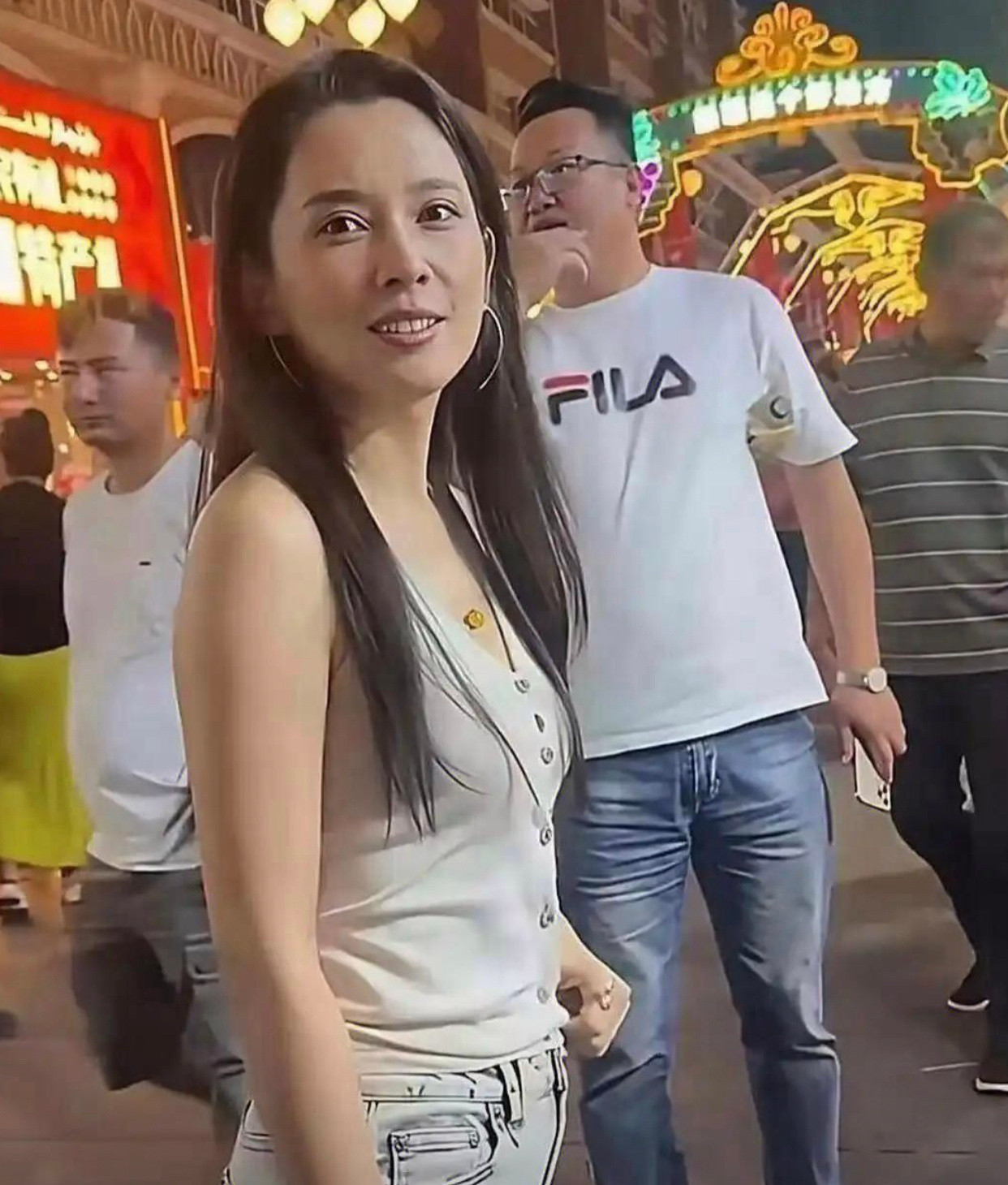 有网友偶遇了森林北，说长相其实挺普通的。没有想象中的漂亮