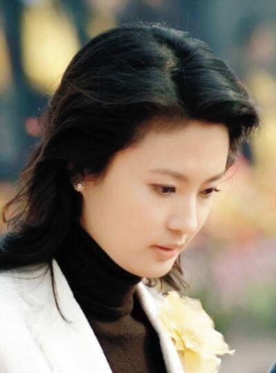 不知道还有多少人能记得这位女主持人，曾经央视的美女，颜值比李红好看。清秀的脸庞，