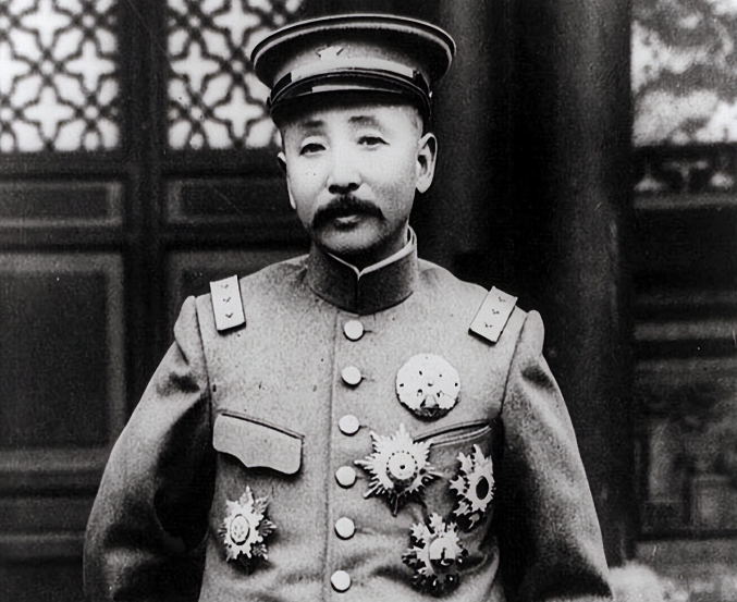 天黑后，张作霖回到家就脱衣上炕。可脚往被窝里一伸，竟蹬到一团软滑东西。张作霖点灯