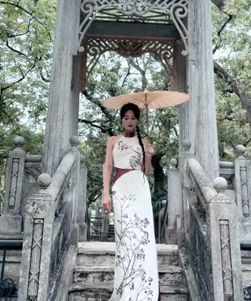 35岁蓝盈莹晒照惊艳全网：力量美狠狠拿捏，白幼瘦该“退场”了？家人们，娱乐圈又