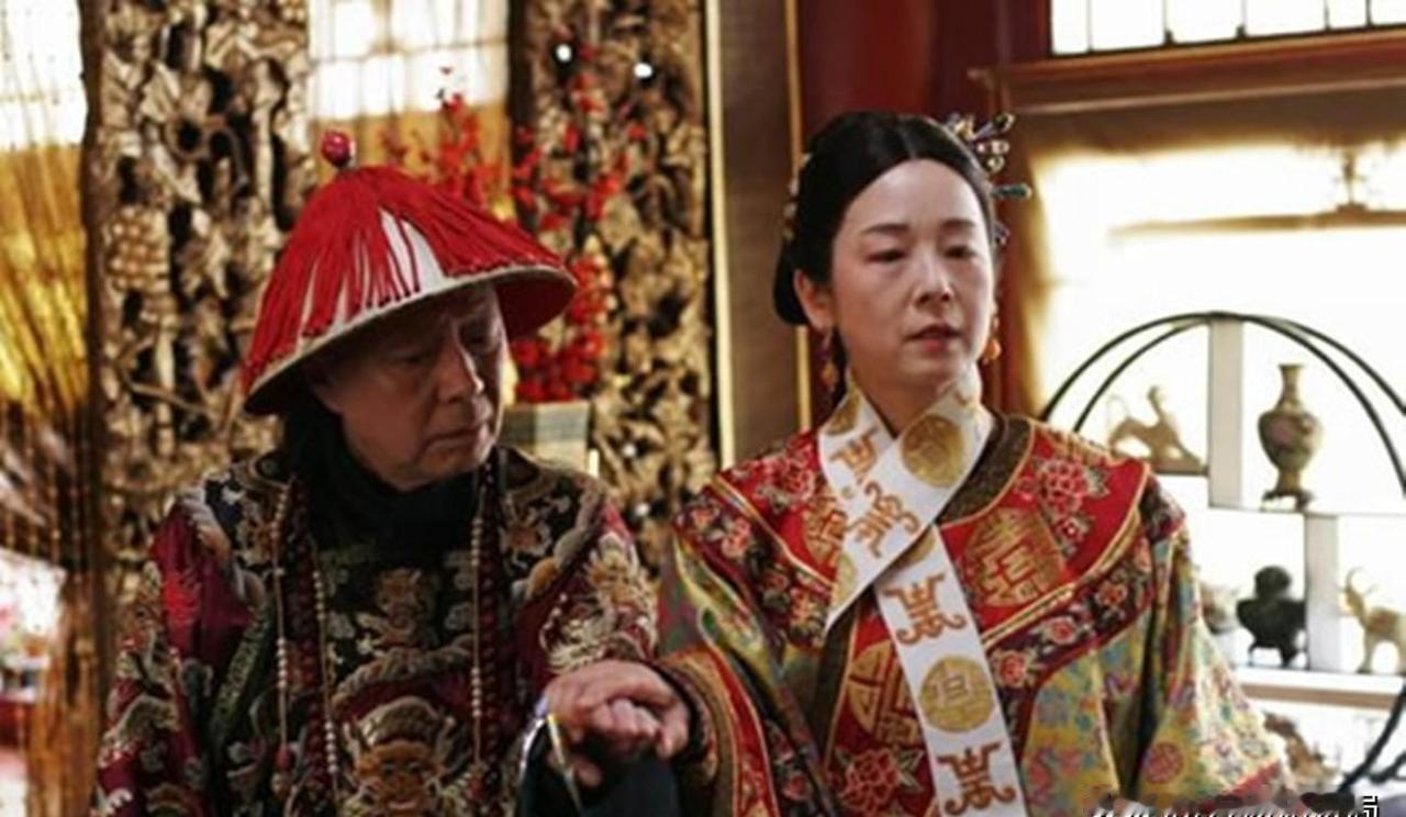 慈禧每次洗澡后，只留李莲英一人伺候。而房间里不时传出喊痛，一位小宫女偷掀帘子，这