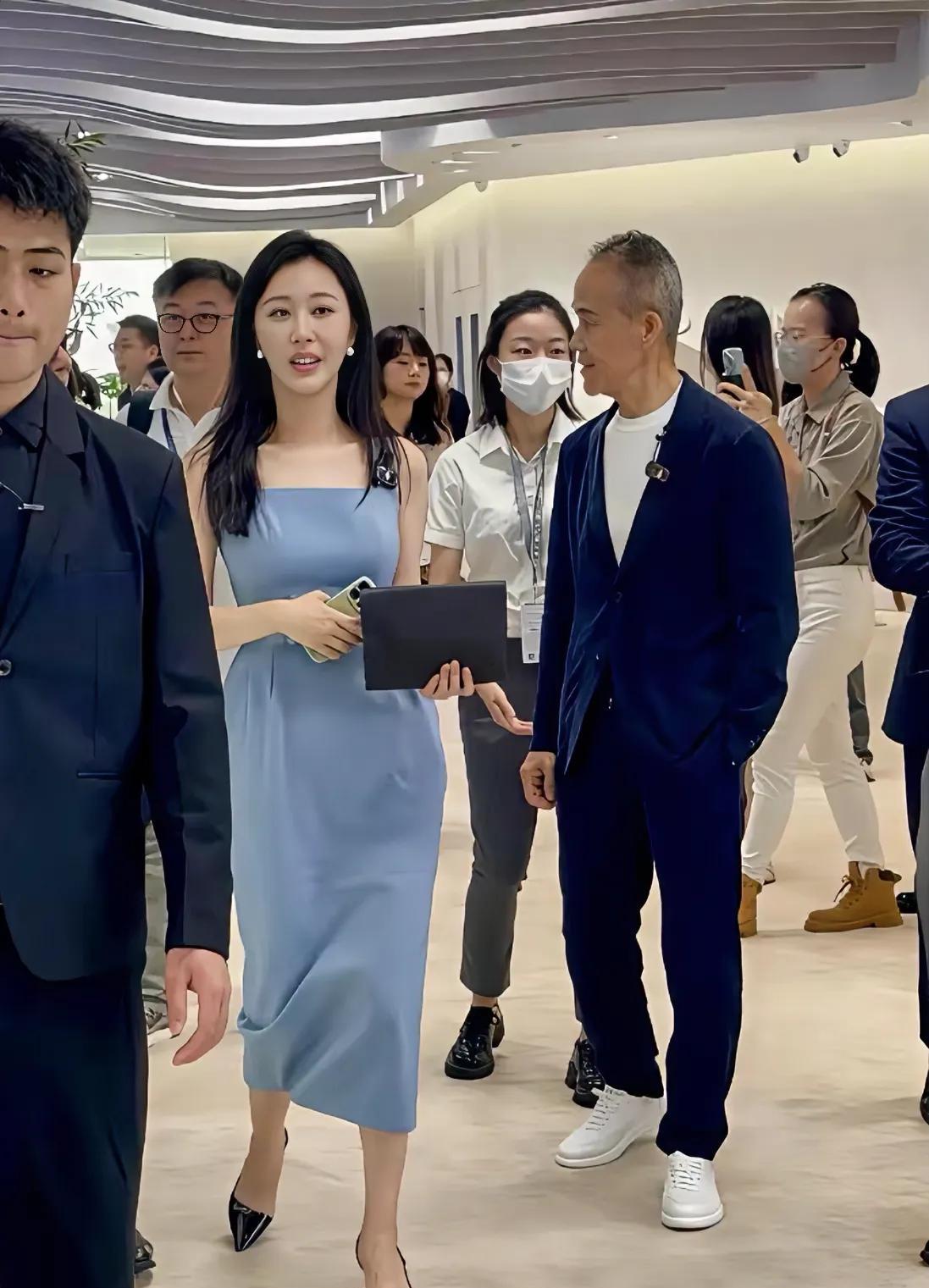 当年冯仑介绍他们两个认识的，你说现在王石该不该好好感谢冯仑，王石都说过，人