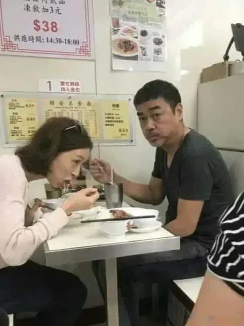 网友去香港旅游之时拍到的刘青云的照片！讲真，香港的明星真的没有一点架子，就是