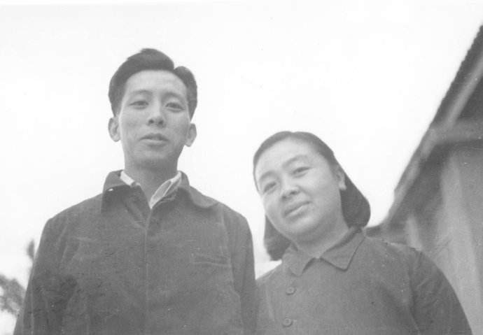 1928年，文学家丁玲结婚了，可是她却爱上了自己的日语老师。面对丈夫和老师，她在