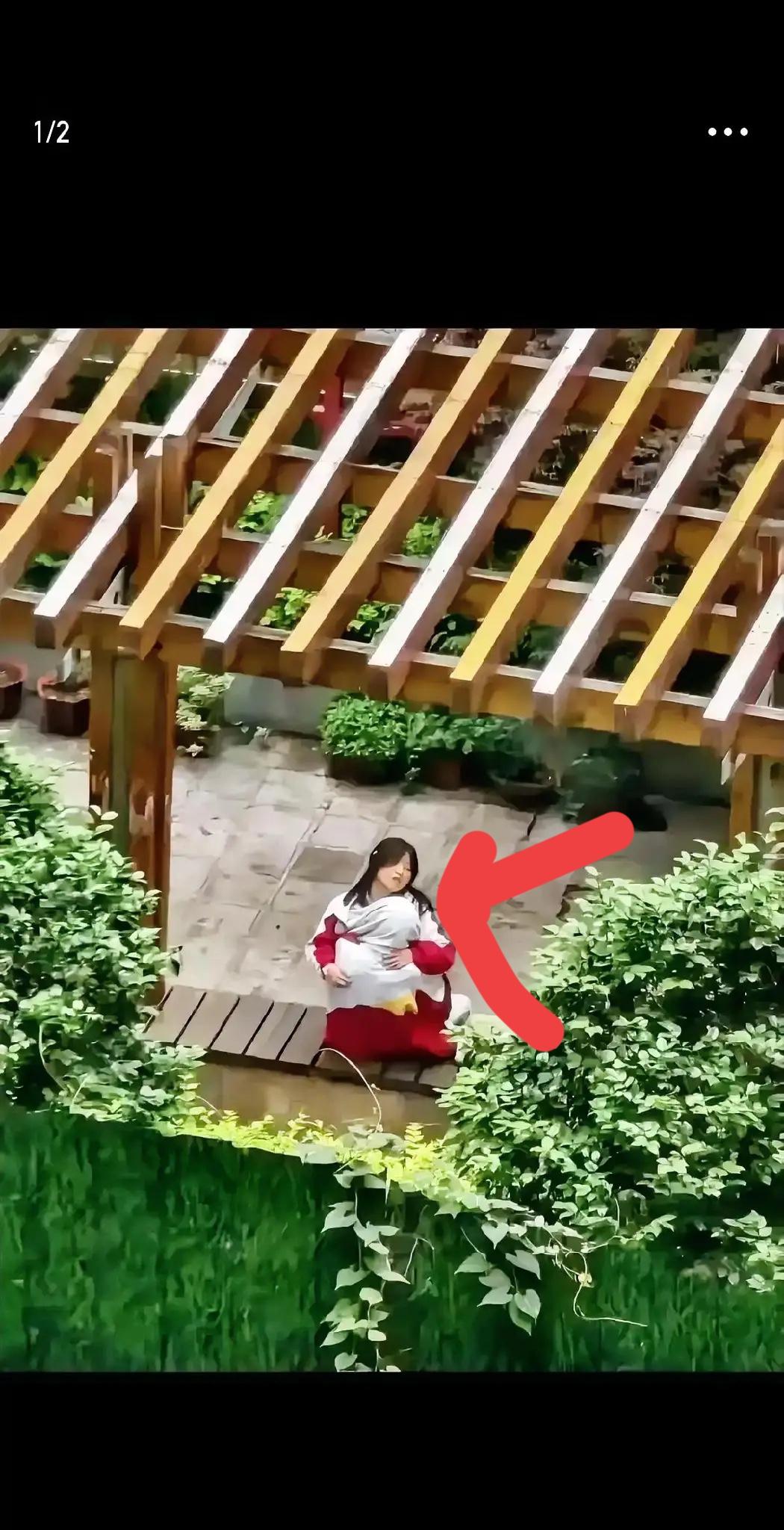 这谁家的姑娘啊大庭广众下就和男同学啃在一起，家长群里都炸锅了，男同学的头都进到