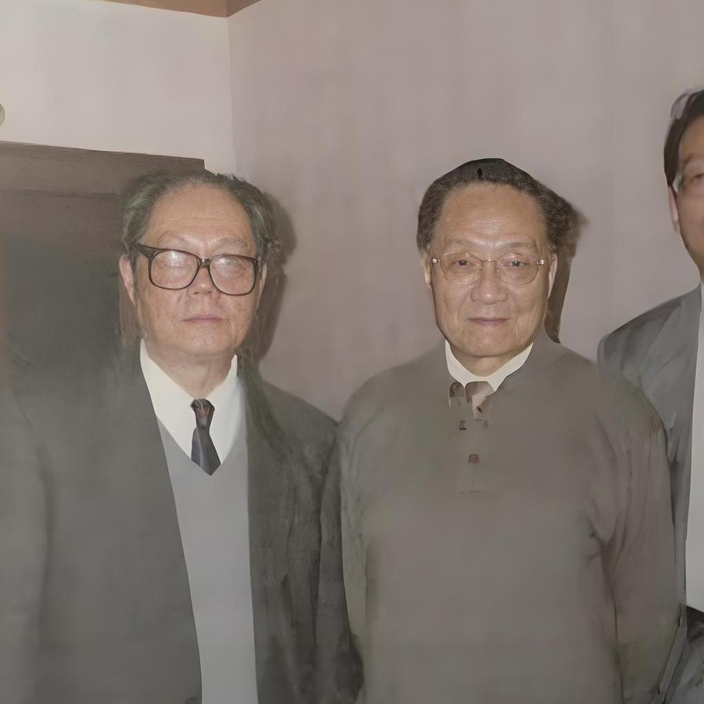 1996年，曾为姚迁平反的冯其庸先生和金庸，一张罕见的合影，照片中的冯老戴着眼镜
