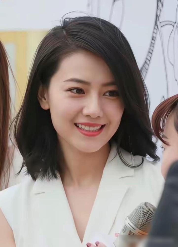 张柏芝和高圆圆年轻时根本不在一个赛道，硬比就是在侮辱两种美。18岁柳飘飘，头小脸小，骨相干净，出道就