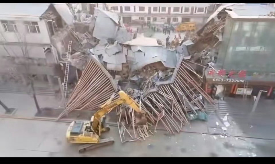 黑龙江海林楼房坍塌致7死没想到这么严重好好的房子怎么还塌了呢？刮大风下大雨或者地