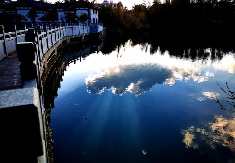 上联：怒展霜翎，掠水惊开千丈影；下联：闲收云影，垂纶钓得万重波。