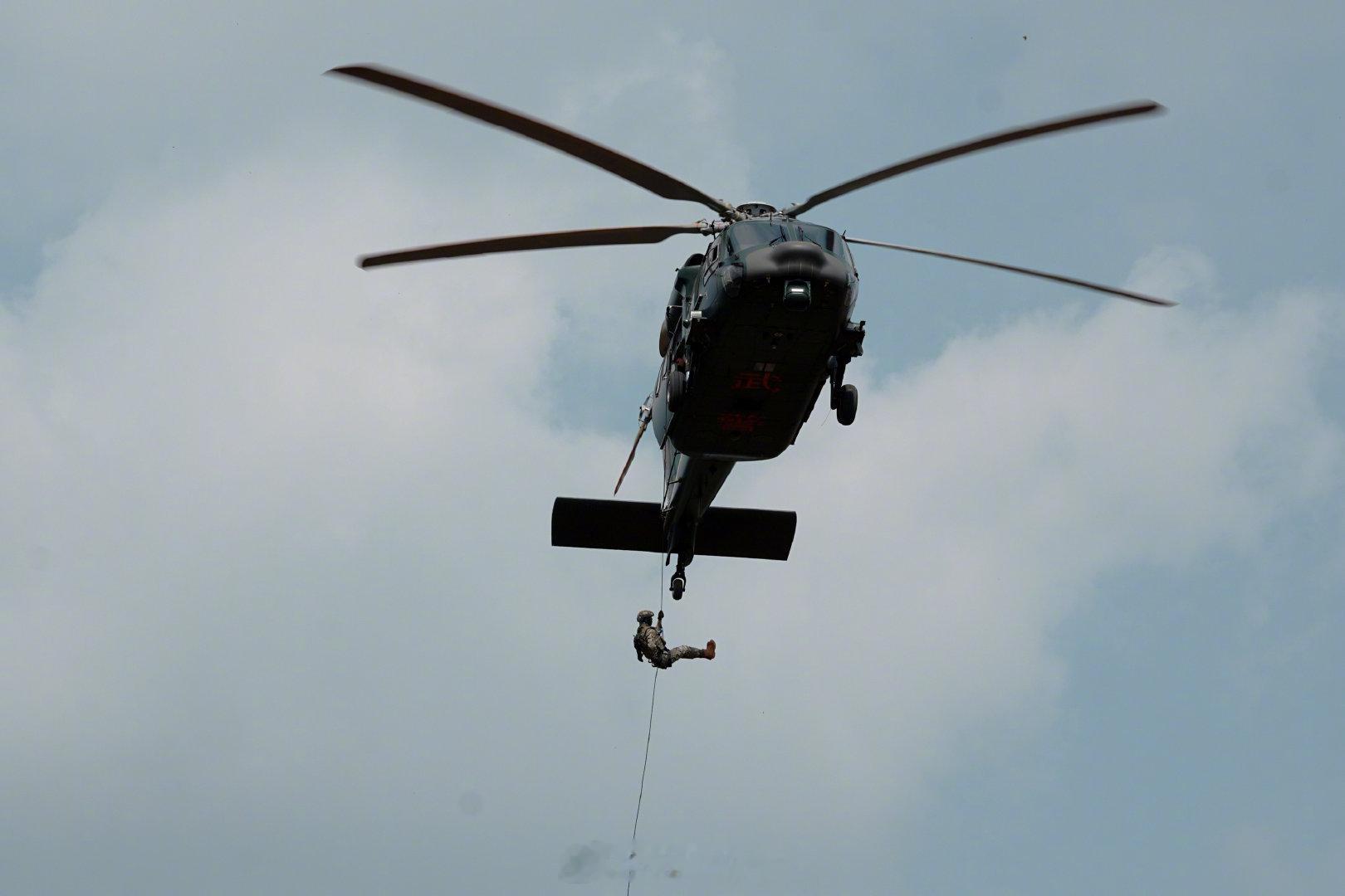 【神兵天降！#武警官兵直升机融合训练大片#[墨镜]】近日，武警第二机动总队某支队侦察分队深入滇南腹地