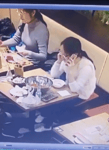 爆笑GIF: 妹子, 没事逗猪干嘛呢?