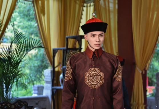 再回到湖南卫视开播的短剧版《还珠格格》，虽然制作本身加入融合穿越、悬疑、甜宠元素