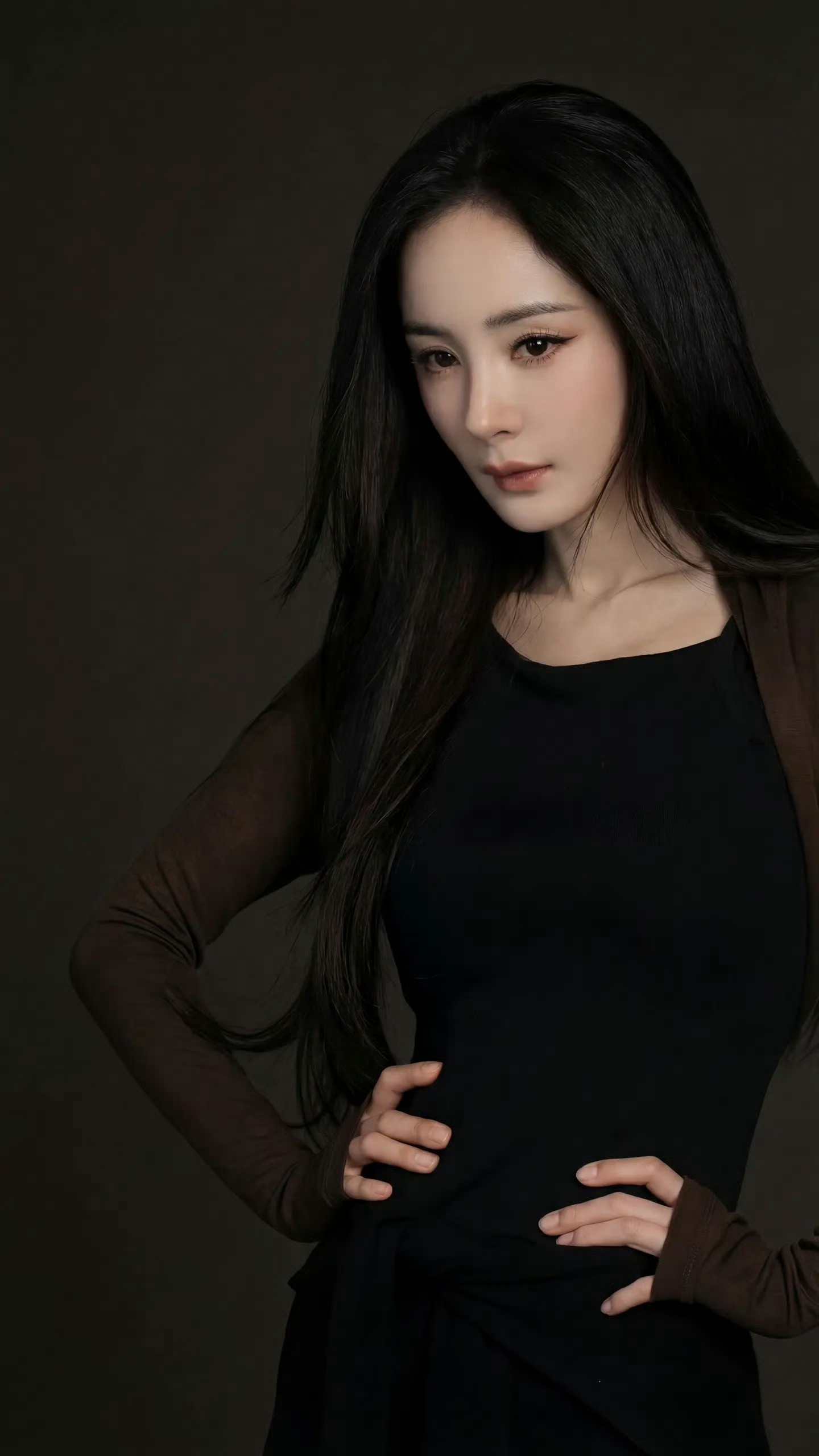 杨幂最新物料穿了超薄黑丝