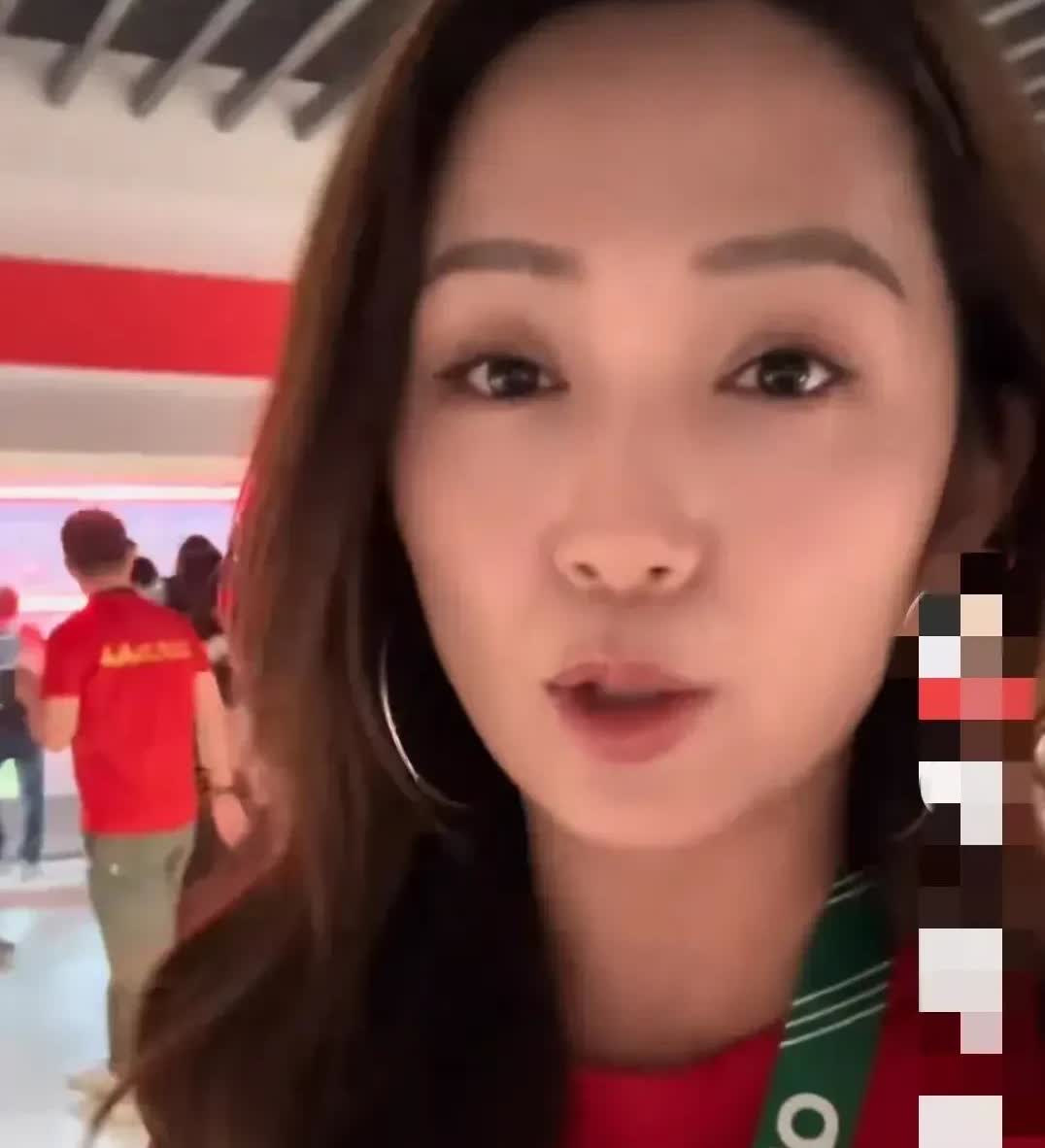 为什么现在都不骂国足了?一漂亮小姐姐现场随机采访球迷，让骂一句国足，结果