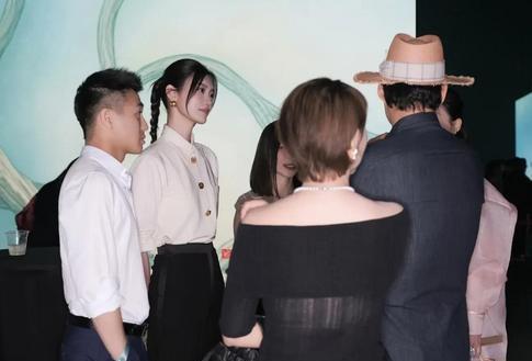 奚梦瑶何猷君慈善晚宴甜蜜同框，松弛状态尽显超模底气X美术馆一年一度的Gala慈