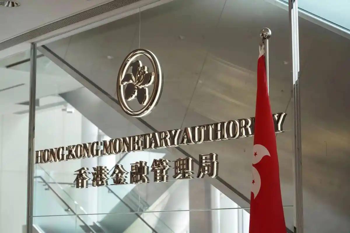香港外汇市场的一张成交表，把不少人看愣了。过去几十年，美元兑港元几乎就是香港