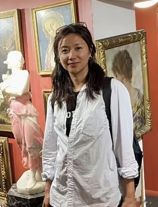 51岁的徐静蕾完全没有女明星的架子，这身简单宽松白衬衫随性又朴素，不刻意精致打扮