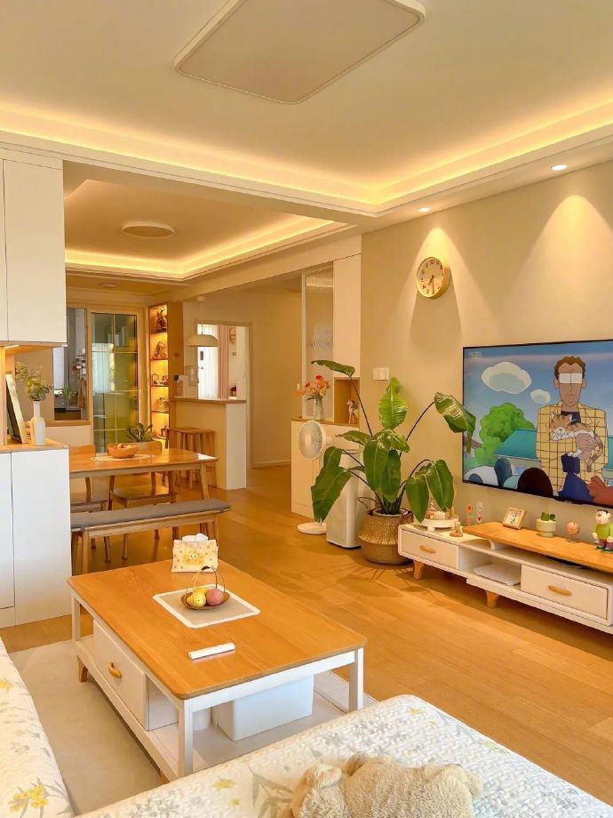 阳台打通、地板通铺、搭配白色木饰面，确实显大，原木风两房给大家参考