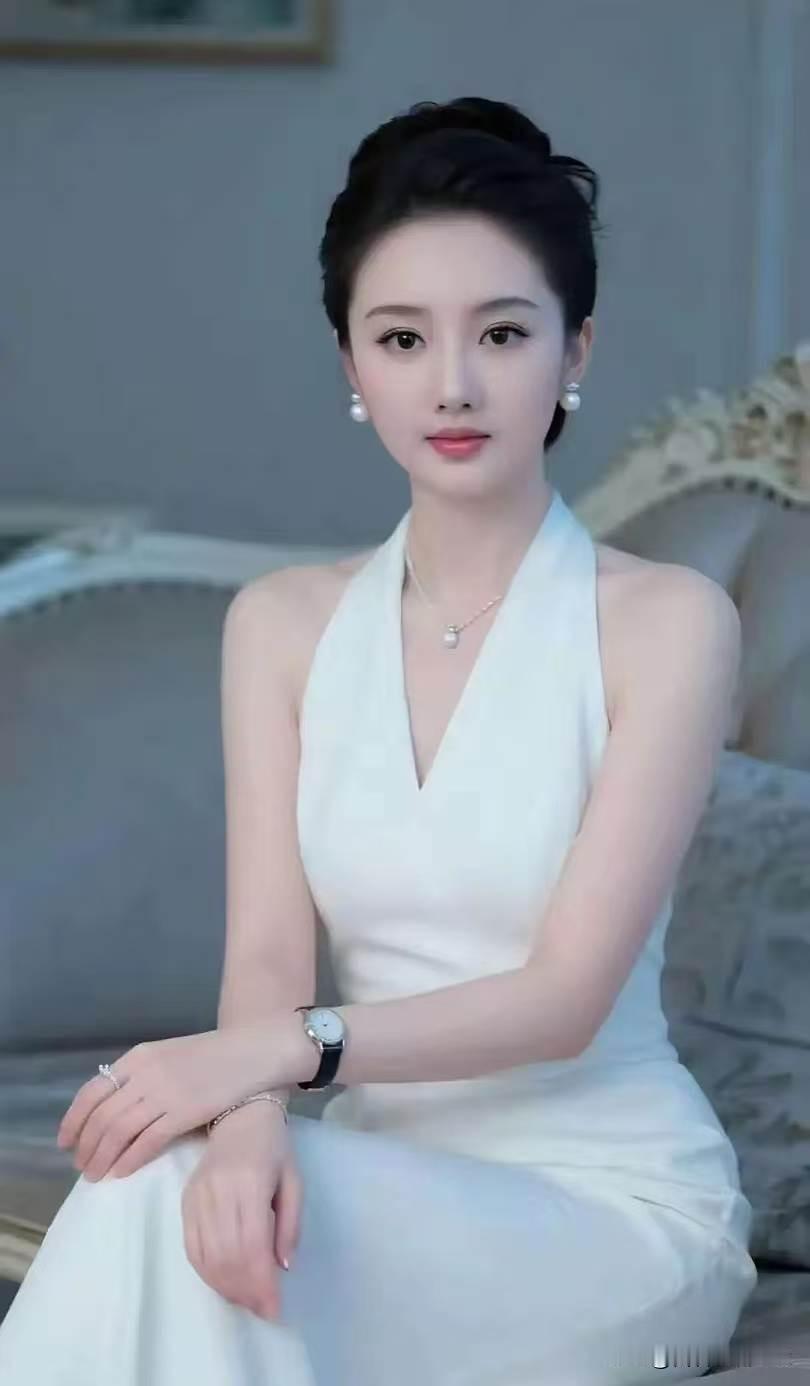 如梦令·素影一袭清辉如雪，珠玉缀成清绝。端坐敛风华，恰似月中仙阙。凝睇