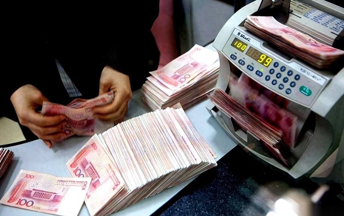 最近去银行存钱，你会撞见一个堪称魔幻的画面。手里攥着20万起步想买大额存单的大