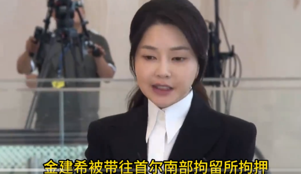 金建希已经不复之前的美丽了，8月12日下午，金建希结束4个小时的庭审，一脸憔悴地
