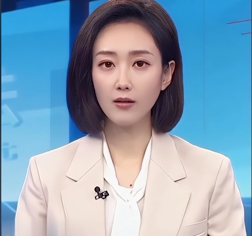 她是央视新锐主持人长相清秀、气质端庄，主持节目时沉稳大气、咬字清晰。从主