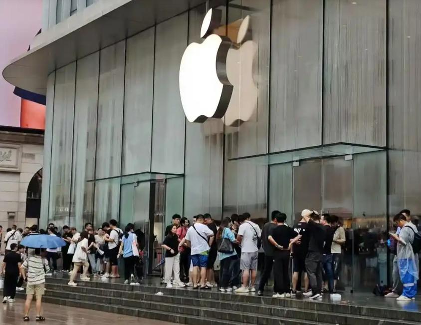 把奔驰S的标都逼到发光了，可想而知，现在BBA有多么着急？最近，奔驰S发布202