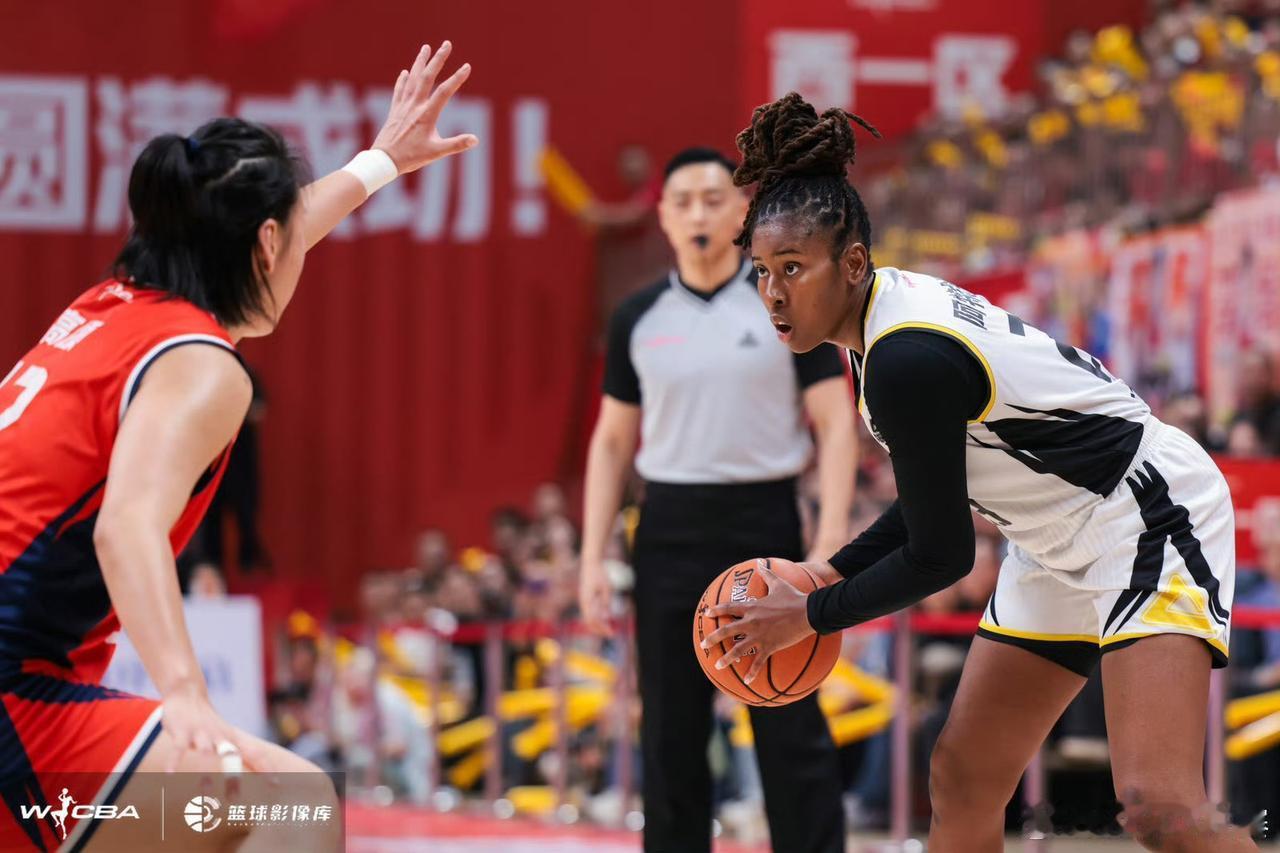 江苏女篮为何不签约高个内线大外援？我想是为了队伍延承自己的传统打法，即防守反