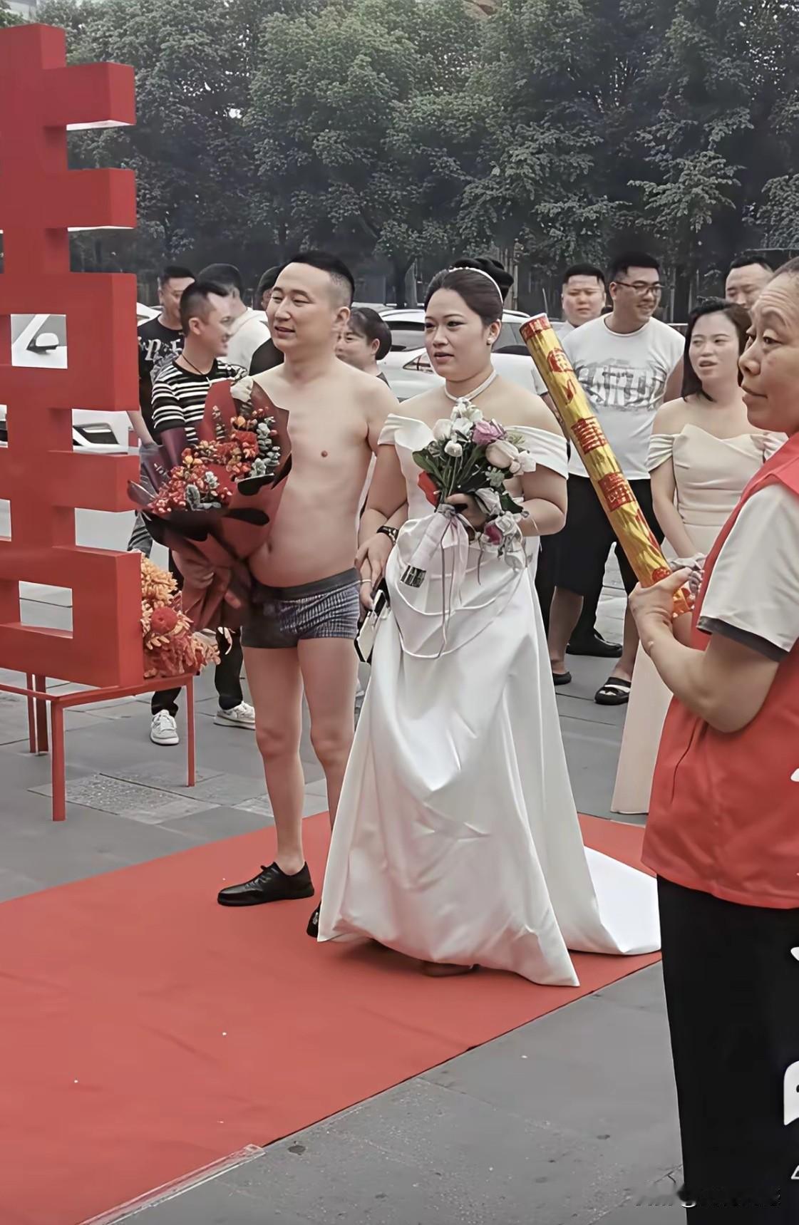 这应该又是一起严重的闹婚所导致的尴尬的后果，新郎在自己结婚的大喜日子里，被一些所