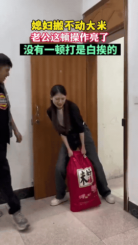 “没有一顿打是白挨的！”媳妇拎不动大米，老公看到后，冲上去将媳妇推到旁边，本以为